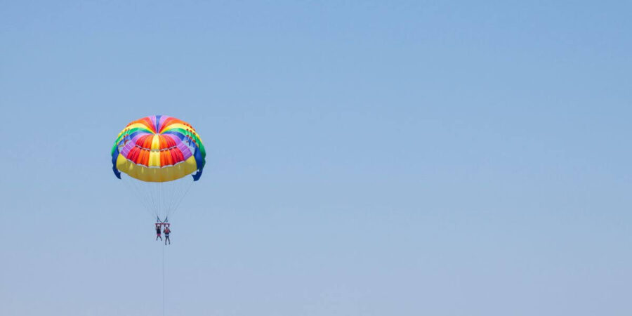 Skok ze spadochronem – czy może mieć wpływ na nasze zdrowie?